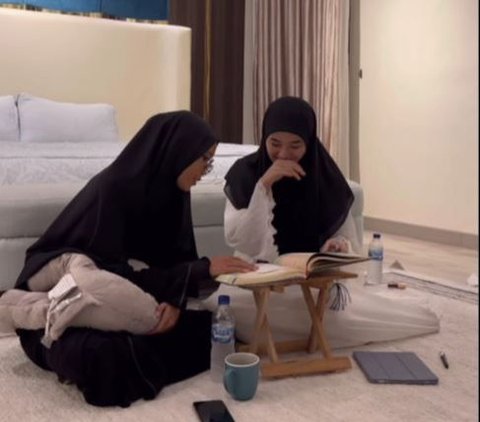 Clara Shinta's Portrait Gives a Surprise Umrah for Her Religious Teacher