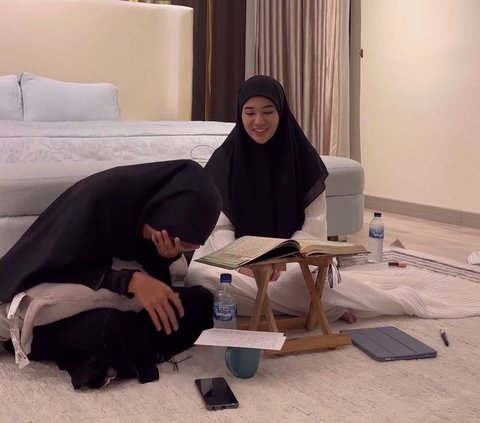 Clara Shinta's Portrait Gives a Surprise Umrah for Her Religious Teacher