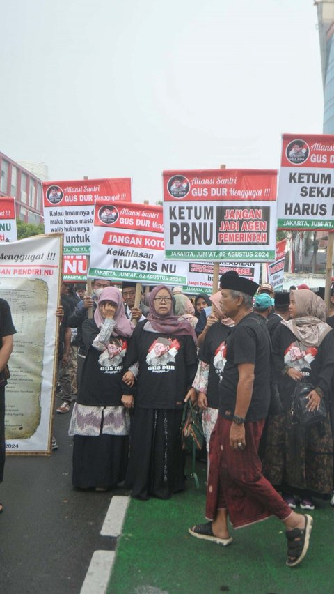 Aksi unjuk rasa ini berlangsung dengan tertib dan damai, meskipun diwarnai dengan berbagai spanduk dan poster yang berisi tuntutan-tuntutan mereka.Foto: merdeka.com / Imam Buhori