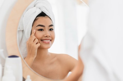 Pakai Concealer di Bawah Mata Malah Sering Terlihat Crack? Coba Ikuti Trik Ini!