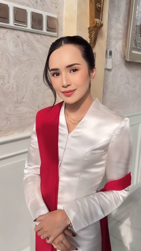 Penampilannya begitu manglingi dengan kebaya putih yang dipadukan dengan selendang berwarna merah. Pesonanya tak pernah gagal bikin netizen kagum.