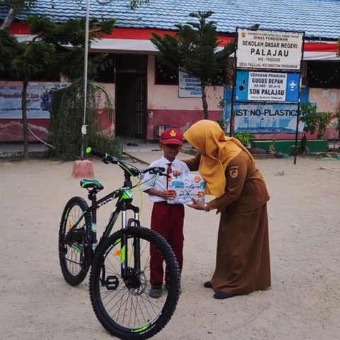 Viral Anak SD Bertahan Sendirian saat Ikuti Upacara HUT ke-79 RI di Kalimantan Selatan, Dapat Banyak Apresiasi