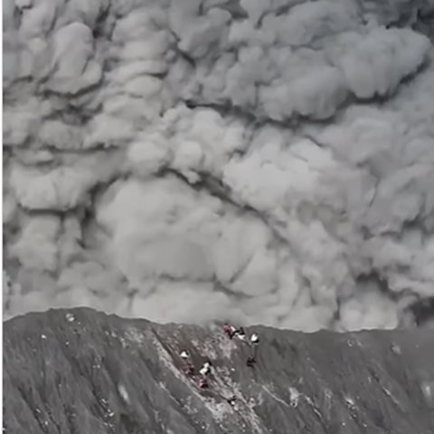 Potret Mengerikan Gunung Dukono di Halmahera Utara Meletus, Para Pendaki Panik Turun Berlarian