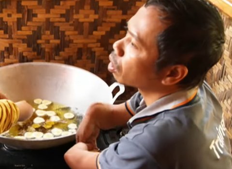 Memetik Inspirasi dari Kusnadi, Sosok Disabilitas Mandiri Asal Bandung yang Rangkul Sesama untuk Usaha Keripik Pisang