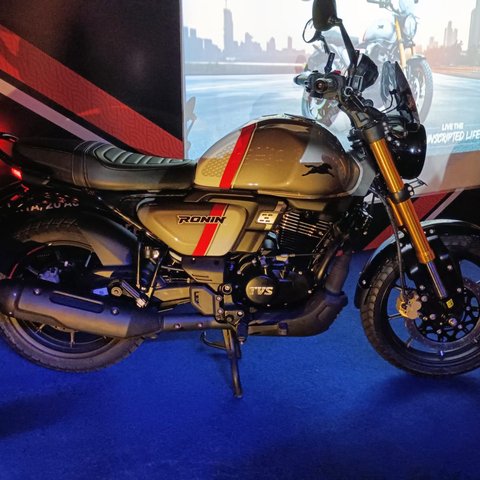 TVS Motor memperkenalkan RONIN Nimbus Edition di Indonesia, motor bergaya modern-retro yang siap bersaing di segmen pasar premium.