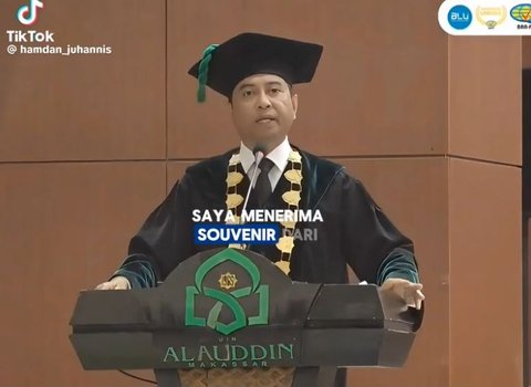 Viral Rektor UIN Alauddin Makassar Dapat Kejutan dari Seorang Wisudawan, Isi Pesannya Curi Perhatian