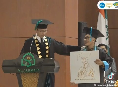 Viral Rektor UIN Alauddin Makassar Dapat Kejutan dari Seorang Wisudawan, Isi Pesannya Curi Perhatian