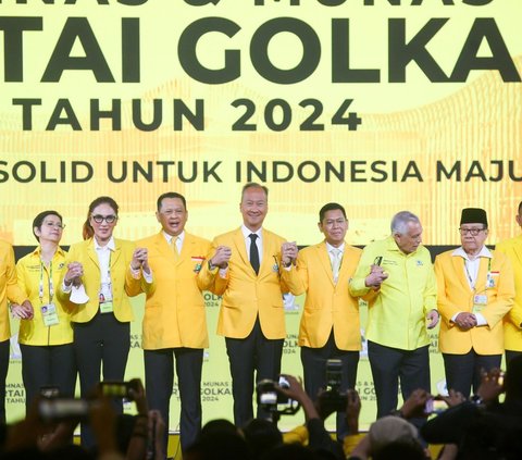 Plt Ketua Umum Partai Golkar Agus Gumiwang Kartasasmita (tengah) bergandengan dengan jajaran pengurus Partai Golkar saat pembukaan Rapimnas dan Munas XI Partai Golkar di Jakarta Convention Center, Jakarta, Selasa (20/8/2024). Rapimnas dan Munas Partai Golkar yang mengusung tema 'Golkar Solid untuk Indonesia Maju' ini dibuka di tengah isu Presiden Joko Widodo atau Jokowi diusulkan menjadi ketua umum.<br>