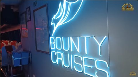 Pegi Setiawan Tersenyum & Bahagia, Refreshing Bareng Pengacara  Naik Kapal Pesiar Bounty Cruises