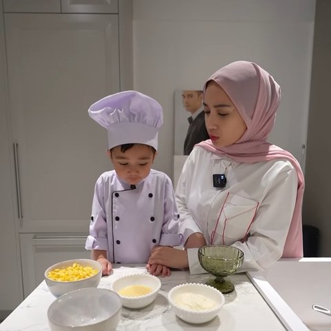 Foto-foto Rayyanza jadi Chef Bantu Mama Gigi di Dapur, Penampilannya Lucu dan Menggemaskan