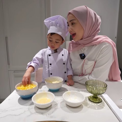 Foto-foto Rayyanza jadi Chef Bantu Mama Gigi di Dapur, Penampilannya Lucu dan Menggemaskan