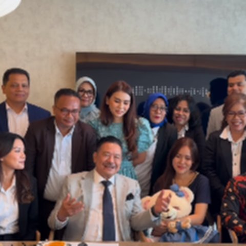 Sambil Peluk Boneka Beruang, Jessica Wongso Tersenyum Bahagia Ditraktir Makanan Favorit oleh Otto Hasibuan