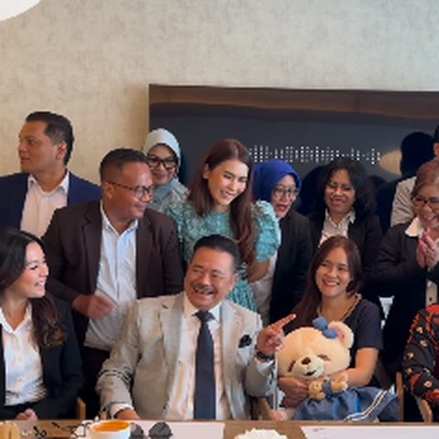 Sambil Peluk Boneka Beruang, Jessica Wongso Tersenyum Bahagia Ditraktir Makanan Favorit oleh Otto Hasibuan