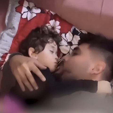 Seorang Ayah di Gaza Terus Memeluk Anaknya saat Tidur, Alasannya Amat Memilukan 'Jika Israel Membom Kami Mati Bersama'