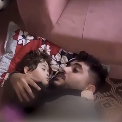 Seorang Ayah di Gaza Terus Memeluk Anaknya saat Tidur, Alasannya Amat Memilukan 'Jika Israel Membom Kami Mati Bersama'