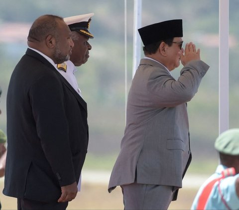 FOTO: Gagah Berkaca Mata Hitam Saat Tiba di Papua Nugini, Prabowo Subianto Langsung Disambut Hangat PM James Marape