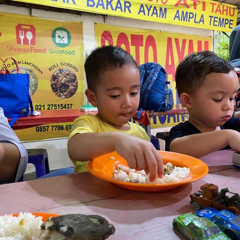 Warteg Style! Potret Rayyanza Anak 'Sultan Andara' Makan di Warung Pecel Lele, Menunya Sederhana Banget