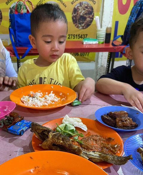 Warteg Style! Potret Rayyanza Anak 'Sultan Andara' Makan di Warung Pecel Lele, Menunya Sederhana Banget