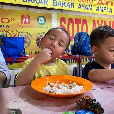 Warteg Style! Potret Rayyanza Anak 'Sultan Andara' Makan di Warung Pecel Lele, Menunya Sederhana Banget