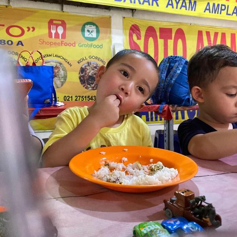 Warteg Style! Potret Rayyanza Anak 'Sultan Andara' Makan di Warung Pecel Lele, Menunya Sederhana Banget