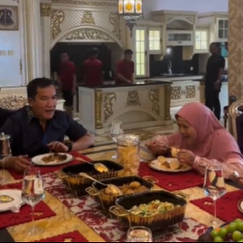 Mamah Dedeh Mampir ke Rumah Crazy Rich Pondok Indah, Dijamu Makan Pakai Sendok & Piring Emas Bikin Takjub