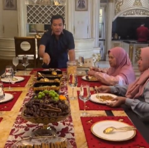 Mamah Dedeh Mampir ke Rumah Crazy Rich Pondok Indah, Dijamu Makan Pakai Sendok & Piring Emas Bikin Takjub