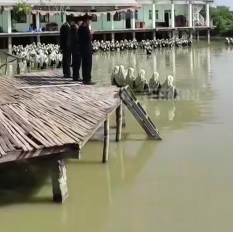 Viral Momen Santriwati Lamongan Upacara Bendera di Tambak Penuh Air, Potretnya Jadi Sorotan