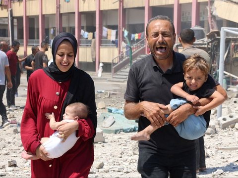 FOTO: Tangis Histeris Warga Palestina Pecah, Israel Kembali Bom Sekolah di Gaza yang Menampung 700 Pengungsi