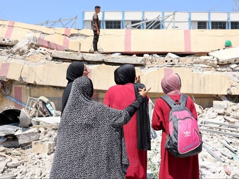 FOTO: Tangis Histeris Warga Palestina Pecah, Israel Kembali Bom Sekolah di Gaza yang Menampung 700 Pengungsi