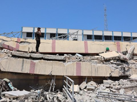 FOTO: Tangis Histeris Warga Palestina Pecah, Israel Kembali Bom Sekolah di Gaza yang Menampung 700 Pengungsi