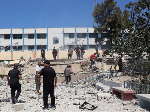 FOTO: Tangis Histeris Warga Palestina Pecah, Israel Kembali Bom Sekolah di Gaza yang Menampung 700 Pengungsi