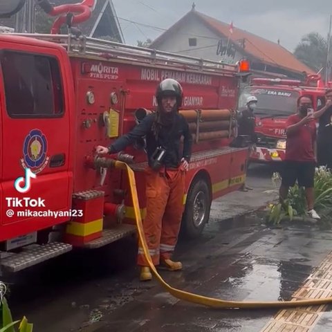 Bule di Bali Ini Ikut Bantu Damkar Padamkan Kebakaran di Pasar Ubud, Aksinya Viral