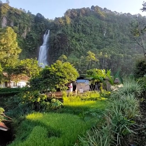 Halaman Rumahnya Langsung Berhadapan dengan Curug Eksotis, Begini Indahnya Kampung Lianggunung Cianjur