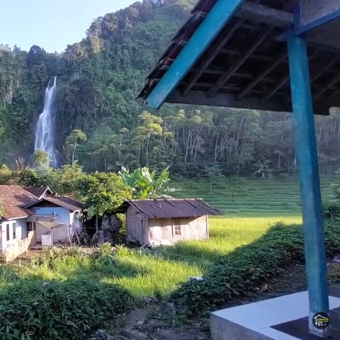 Halaman Rumahnya Langsung Berhadapan dengan Curug Eksotis, Begini Indahnya Kampung Lianggunung Cianjur