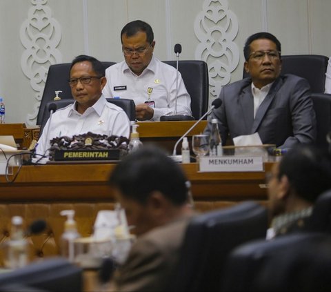 FOTO: Sempat Dianggap Akan Batalkan Putusan MK, Ini Suasana Rapat Menkum HAM dan Mendagri Bersama Baleg DPR Membahas Revisi UU Pilkada