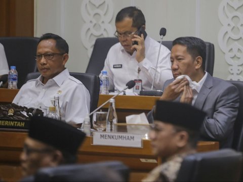 FOTO: Sempat Dianggap Akan Batalkan Putusan MK, Ini Suasana Rapat Menkum HAM dan Mendagri Bersama Baleg DPR Membahas Revisi UU Pilkada