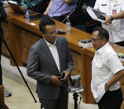 FOTO: Sempat Dianggap Akan Batalkan Putusan MK, Ini Suasana Rapat Menkum HAM dan Mendagri Bersama Baleg DPR Membahas Revisi UU Pilkada