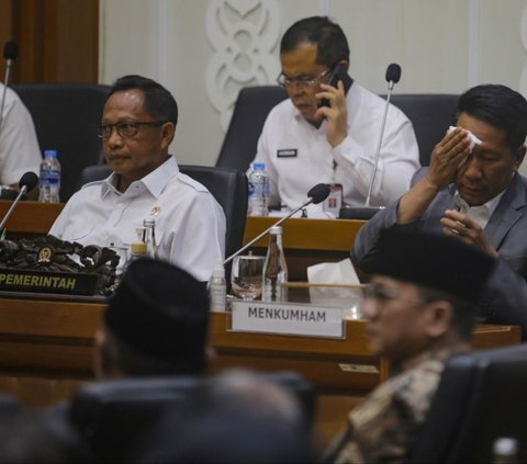 FOTO: Sempat Dianggap Akan Batalkan Putusan MK, Ini Suasana Rapat Menkum HAM dan Mendagri Bersama Baleg DPR Membahas Revisi UU Pilkada