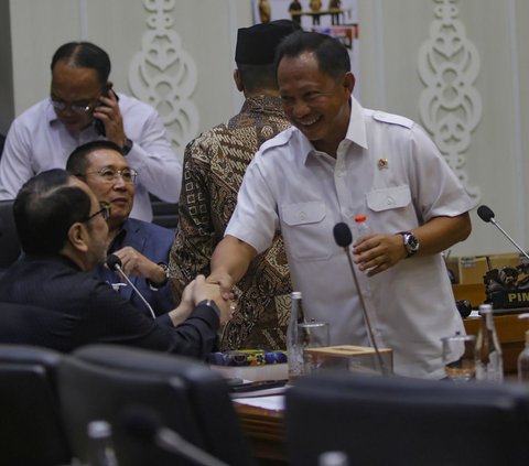 FOTO: Sempat Dianggap Akan Batalkan Putusan MK, Ini Suasana Rapat Menkum HAM dan Mendagri Bersama Baleg DPR Membahas Revisi UU Pilkada