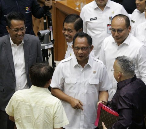 FOTO: Sempat Dianggap Akan Batalkan Putusan MK, Ini Suasana Rapat Menkum HAM dan Mendagri Bersama Baleg DPR Membahas Revisi UU Pilkada