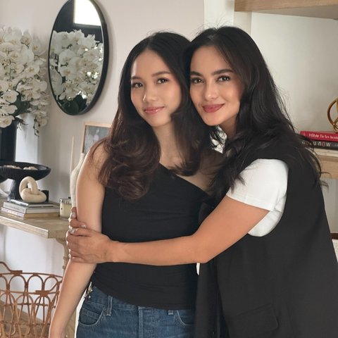 Sama-sama Cantik! ini Potret Ririn Ekawati dan Anak Gadisnya, Disebut Bak Kakak Adik