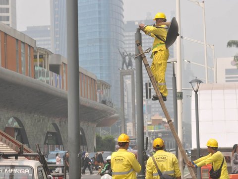 FOTO: Jaga Keindahan Kota Jakarta, Lampu-Lampu Mati di Kawasan Bundaran HI Diganti Baru