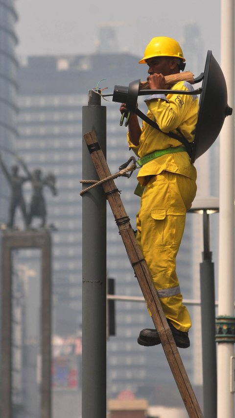 FOTO: Jaga Keindahan Kota Jakarta, Lampu-Lampu Mati di Kawasan Bundaran HI Diganti Baru