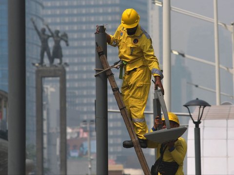 FOTO: Jaga Keindahan Kota Jakarta, Lampu-Lampu Mati di Kawasan Bundaran HI Diganti Baru