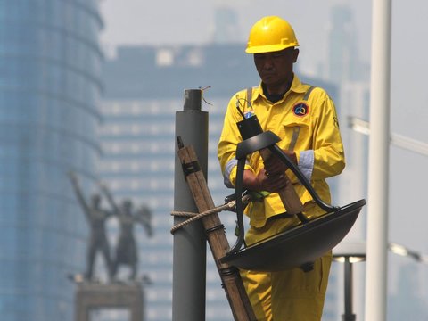 FOTO: Jaga Keindahan Kota Jakarta, Lampu-Lampu Mati di Kawasan Bundaran HI Diganti Baru