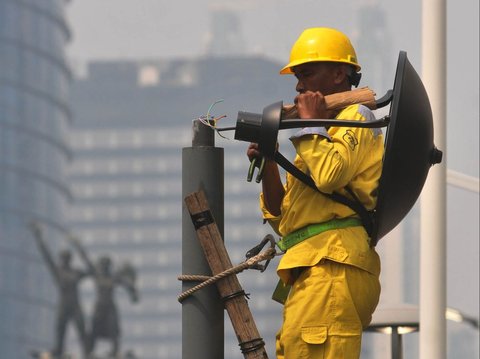 FOTO: Jaga Keindahan Kota Jakarta, Lampu-Lampu Mati di Kawasan Bundaran HI Diganti Baru