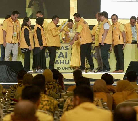 FOTO: Momen Bahlil Lahadalia Pidato Perdana sebagai Ketum Golkar, Singgung Jangan Main-Main dengan Raja Jawa