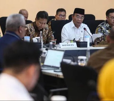 Menteri Koordinator Pembangunan Manusia dan Kebudayaan (PMK), Muhadjir Effendy (kedua kanan) menggelar rapat tingkat menteri di Gedung Kementerian Koordinator Pembangunan Manusia dan Kebudayaan, Jakarta, Rabu (21/8/2024). Rapat tingkat menteri tersebut membahas pencegahan dan penanganan pornografi. Foto: Liputan6.com/Angga Yuniar