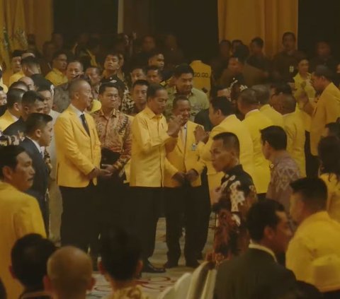 Presiden Joko Widodo atau Jokowi (tengah) menghadiri acara penutupan Musyawarah Nasional (Munas) XI Partai Golkar 2024 di Jakarta, Rabu (21/8/2024). Dalam momen tersebut, Jokowi tampil dengan berkemeja kuning.