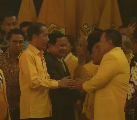 FOTO: Gaya Jokowi Berkemeja Kuning Saat Hadiri Penutupan Munas Golkar, Kedatangannya Disambut Antusias